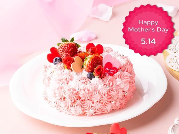 のインスタグラム：「＼ご予約受付は本日まで／ まるで花束のような母の日ショートケーキ🎂💐  テイクアウトデリ「フレッシュ・コネクション」では、母の日限定のスペシャルスイーツを販売中です🛍  しっとりしたスポンジと軽い口あたりの生クリームで、苺をたっぷりサンドした母の日ショートケーキは、花束をイメージして華やかに仕上げました🍓こちらは4日前までの予約限定販売ですので、母の日当日の5月14日（日）受け取り希望の方は、本日がご予約のラストチャンスです！💥  その他、カーネーション形のアイシングクッキーや、チョコレートとクランベリーたっぷりの、ハート形スコーンなども店頭限定で販売しています😆ホテル来館の際の、お土産にもぴったりです❣️  大切なお母さんに「ありがとう」の想いを込めて、ホテルスイーツを贈ってみてはいかがでしょうか❔🥰  ＜予約限定販売メニュー＞ ♥母の日ショートケーキ（写真1枚目）　4,500円 　※お渡しの4日前までにご予約をお願いします。  ＜店頭限定販売メニュー＞ ♥母の日アイシングクッキー（写真2枚目右） 　カーネーション：500円 　メッセージ入り 「Thank you」 / 「いつもありがとう」：各500円 　メッセージ入り 「Happy Mother's Day」：600円  ♥チョコレートとドライクランベリーのハートスコーン（写真2枚目中央上）　600円  ご予約・詳細はプロフィールから公式HPへ @hiltontokyobay  【詳細】 ●販売場所：ロビー階「フレッシュ・コネクション」 ●期間： 2023年5月1日（月）～5月14日（日） ●時間： 11:00～22:00 ●料金： 　母の日ショートケーキ 4,500円 　チョコレートとクランベリーのハートスコーン 600円 　アイシングクッキー 500円 / 600円  ※表示金額には税金が含まれます。 ※母の日ショートケーキのご予約は、お渡し日の4日前までにお願いいたします。 ※ケーキは季節や仕入れ状況によってアイテムが異なる場合がございます。詳細は店舗へご確認ください。  #ヒルトン東京ベイ #ヒルトン #舞浜 #東京ディズニーリゾート #母の日 #母の日ギフト #母の日プレゼント #母の日2023 #ありがとう #スイーツ #プレゼント #ギフト #ホテルスイーツ #アイシングクッキー #ショートケーキ #スコーン  #hiltontokyobay #hilton #maihama #tokyodisneyresort #hotelsweets #sweets #present #gift #mothersday #happymothersday #mothersday2023」