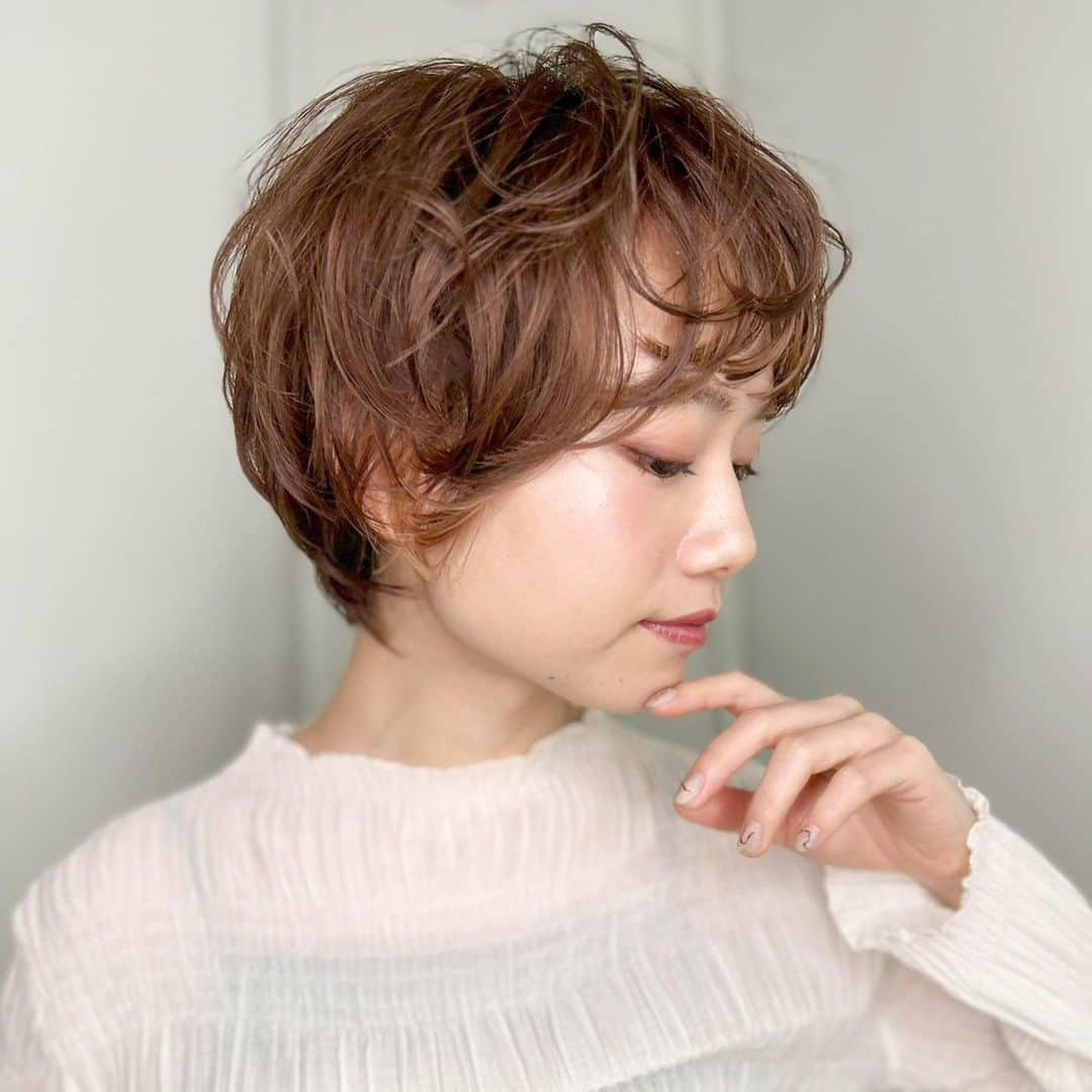 浦和の美容室、美容院｜COVER HAIRカバーヘアーさんのインスタグラム写真 - (浦和の美容室、美容院｜COVER HAIRカバーヘアーInstagram)「. 見て頂きありがとうございます💕 来ていただいたお客様を綺麗にしたい一心で、なりたいデザインにお手伝いさせていただいております✂ . 美容師選びどうやって選んでますか？😳 値段？？なんとなく？？近いから？？ どれも間違えてないと思います！ . . 声を大にして言いたいこと！！ ヘアスタイルで人生は変わります🥺💕 自分に自信がついて、周りに褒められて 仕事や学校で上手くいく、そして笑顔になれるお客様を沢山見させていただきました☺️✂ . 【悩んでる方へ】 ・ボブやショートボブが得意です◎ ・家でもできるスタイリング方法お伝えします◎ ・可愛くします◎ ・広がりを収めます◎ . 【カット】 自分で再現できるカットをしています！ 乾かすだけでもまとまる可愛い💕 お家でスタイリングしやすいを心がけています！ . . @coverhair_official @coverhair_recruit @lupin_1969  . . #美容師 #美容室 #ボブ #ショート #ショートボブ #埼玉 #ショートヘア #切りっぱなしボブ #ボブヘアー #大人ショート #前下がりショート #30代ヘアスタイル #耳掛けショート #埼玉美容室 #ハンサムショート女子 #20代ヘアスタイル #結べるボブ #ボブショート #埼玉美容師 #ハンサムボブ #大宮ショート #浦和ショート #埼玉ボブ #埼玉ショート #埼玉ショートボブ #大宮ボブ #大宮ショートボブ #浦和ボブ #川口ショート #川口ボブ」5月17日 19時00分 - coverhair