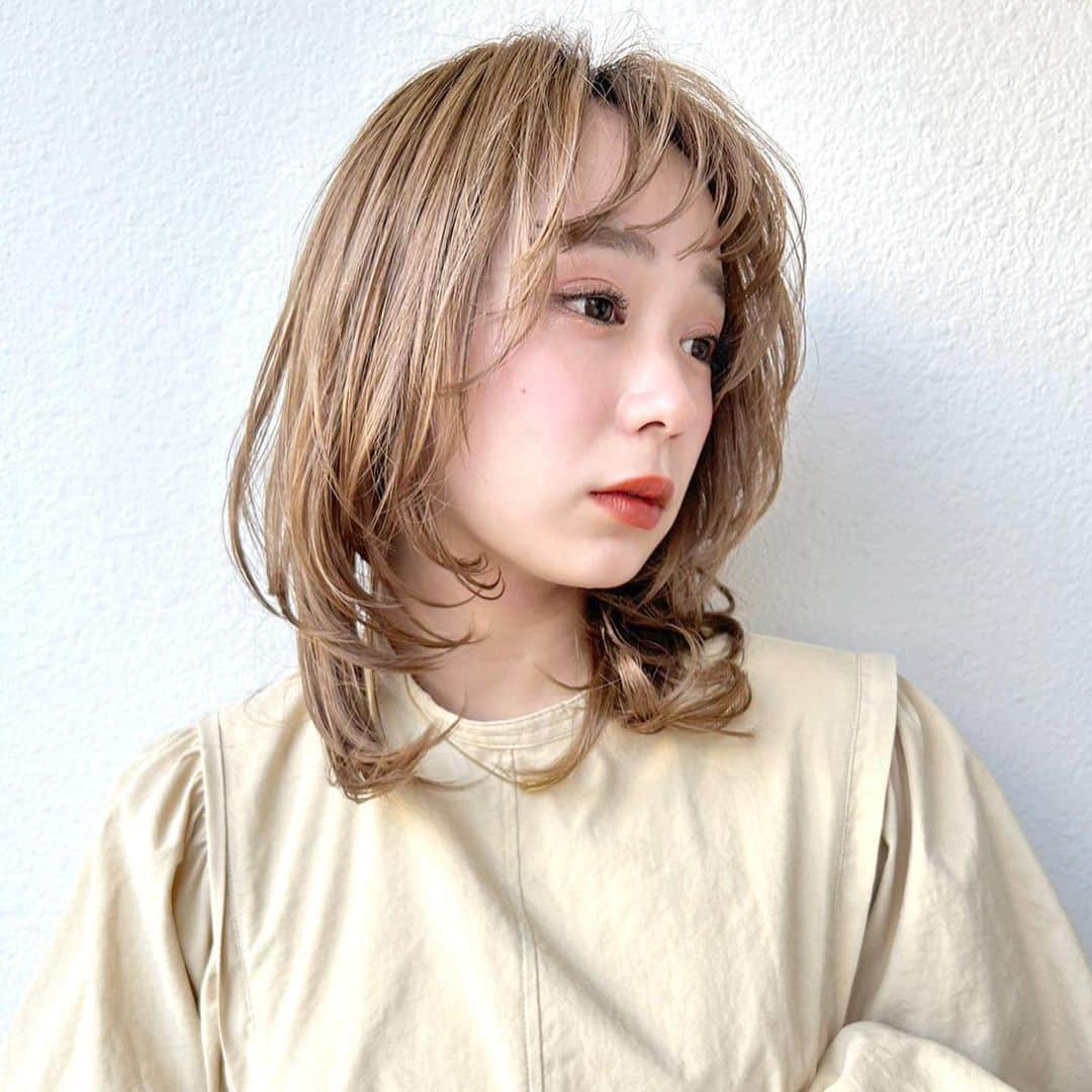 浦和の美容室、美容院｜COVER HAIRカバーヘアーさんのインスタグラム写真 - (浦和の美容室、美容院｜COVER HAIRカバーヘアーInstagram)「. 見て頂きありがとうございます💕 来ていただいたお客様を綺麗にしたい一心で、なりたいデザインにお手伝いさせていただいております✂ . 美容師選びどうやって選んでますか？😳 値段？？なんとなく？？近いから？？ どれも間違えてないと思います！ . . 声を大にして言いたいこと！！ ヘアスタイルで人生は変わります🥺💕 自分に自信がついて、周りに褒められて 仕事や学校で上手くいく、そして笑顔になれるお客様を沢山見させていただきました☺️✂ . 【悩んでる方へ】 ・ボブやショートボブが得意です◎ ・家でもできるスタイリング方法お伝えします◎ ・可愛くします◎ ・広がりを収めます◎ . 【カット】 自分で再現できるカットをしています！ 乾かすだけでもまとまる可愛い💕 お家でスタイリングしやすいを心がけています！ . . @coverhair_official @coverhair_recruit @lupin_1969  . . #美容師 #美容室 #ボブ #ショート #ショートボブ #埼玉 #ショートヘア #切りっぱなしボブ #ボブヘアー #大人ショート #前下がりショート #30代ヘアスタイル #耳掛けショート #埼玉美容室 #ハンサムショート女子 #20代ヘアスタイル #結べるボブ #ボブショート #埼玉美容師 #ハンサムボブ #大宮ショート #浦和ショート #埼玉ボブ #埼玉ショート #埼玉ショートボブ #大宮ボブ #大宮ショートボブ #浦和ボブ #川口ショート #川口ボブ」5月17日 19時00分 - coverhair