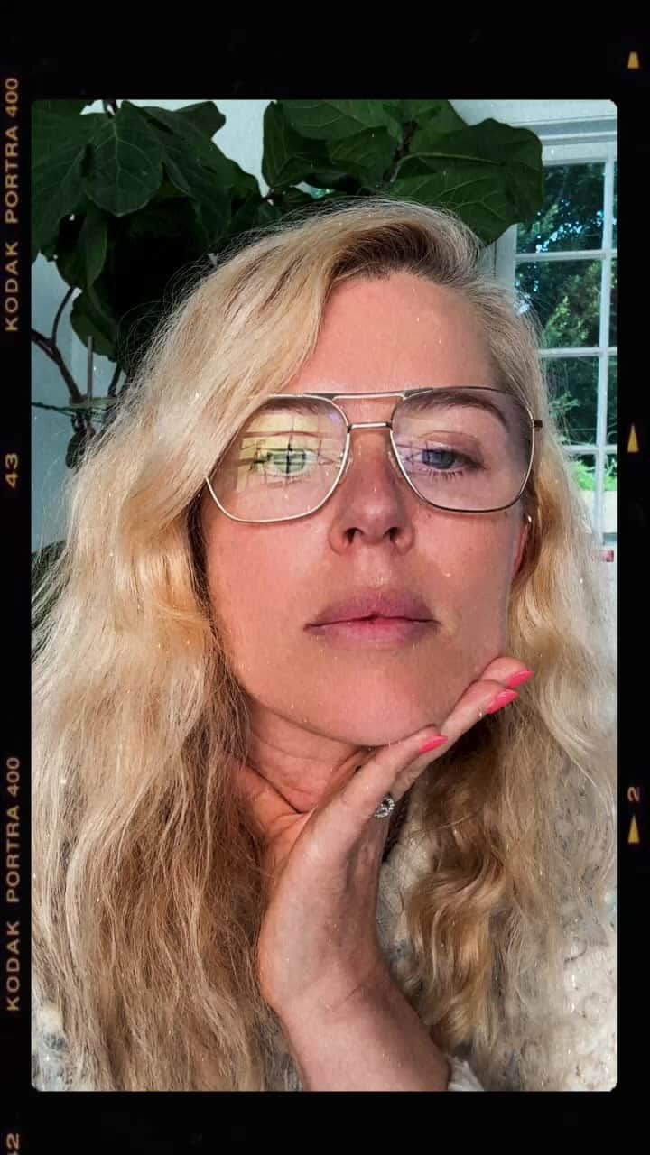 アマンダ・デ・カディネットのインスタグラム：「A Live Ask Me Anything with some surprise guests ! 💕」