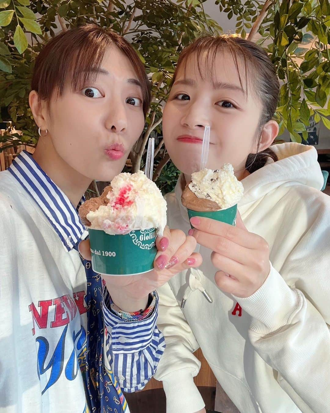 綺咲愛里さんのインスタグラム写真 - (綺咲愛里Instagram)「. 昨日はアイスクリームの日🍨 ということで佐江ちゃんとアイス👭 ⁡ vanilla ice cream🎶 だけとはいかず、やっぱりチョコも🫣🤍🤎 ⁡ アマリア気分でいただきましたおいしかったー😋 リンドナーズのアイスもたべてみたいなぁ🌿 ⁡ . #アイスクリームの日 #🍨」5月10日 11時11分 - kisaki_airi