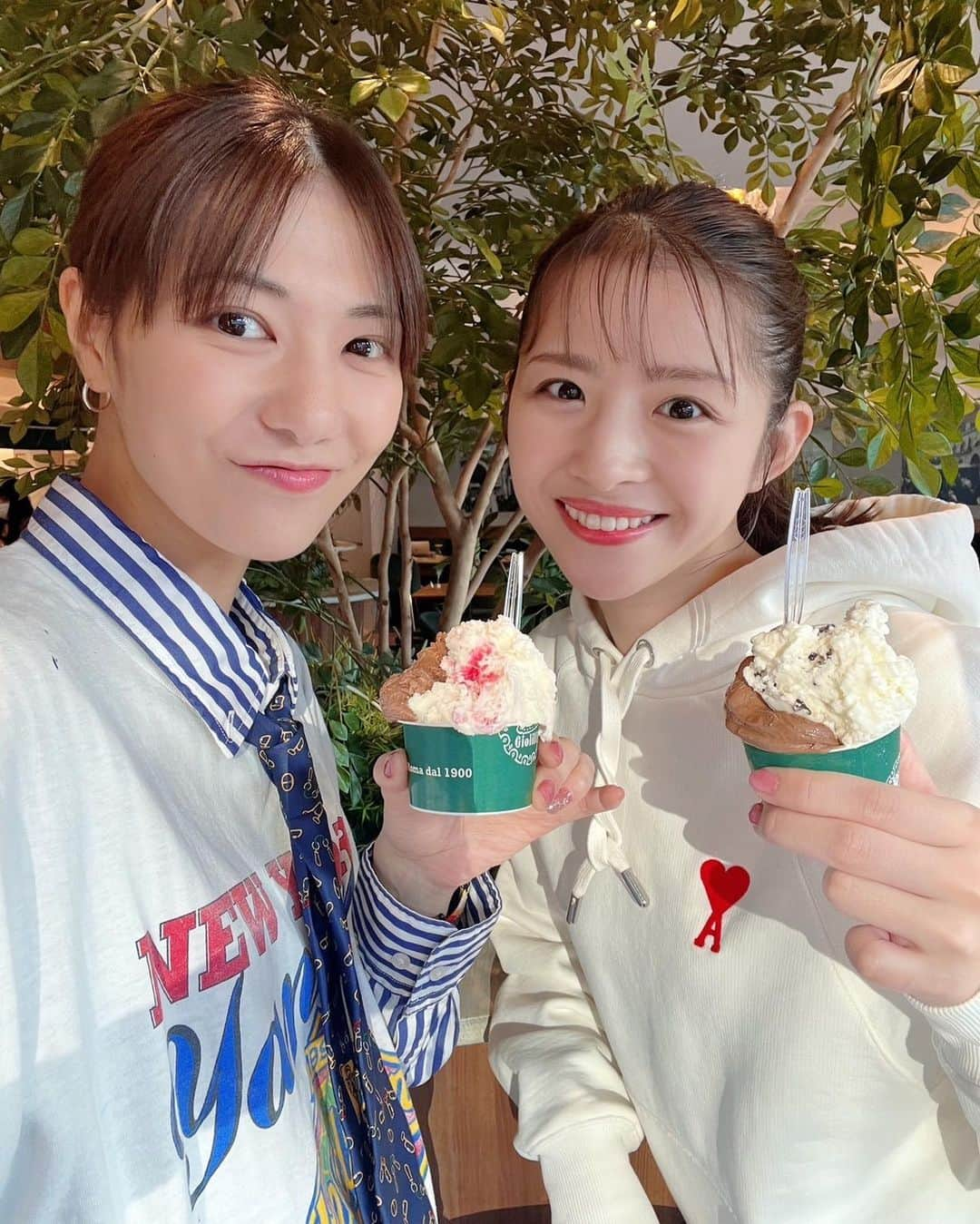 綺咲愛里さんのインスタグラム写真 - (綺咲愛里Instagram)「. 昨日はアイスクリームの日🍨 ということで佐江ちゃんとアイス👭 ⁡ vanilla ice cream🎶 だけとはいかず、やっぱりチョコも🫣🤍🤎 ⁡ アマリア気分でいただきましたおいしかったー😋 リンドナーズのアイスもたべてみたいなぁ🌿 ⁡ . #アイスクリームの日 #🍨」5月10日 11時11分 - kisaki_airi