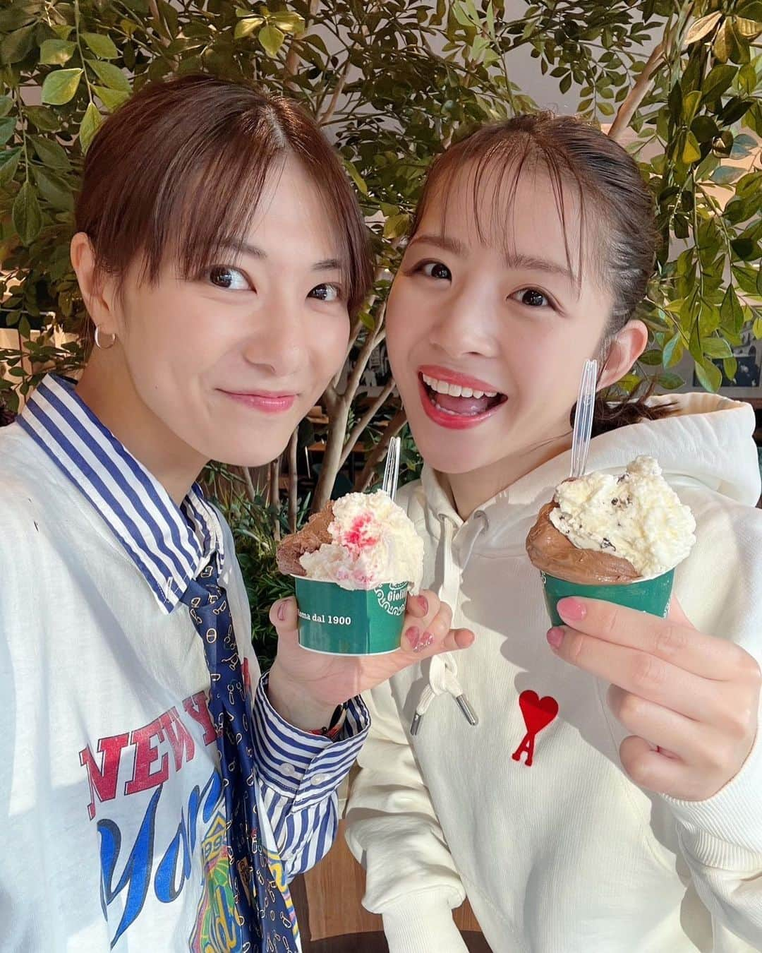 綺咲愛里さんのインスタグラム写真 - (綺咲愛里Instagram)「. 昨日はアイスクリームの日🍨 ということで佐江ちゃんとアイス👭 ⁡ vanilla ice cream🎶 だけとはいかず、やっぱりチョコも🫣🤍🤎 ⁡ アマリア気分でいただきましたおいしかったー😋 リンドナーズのアイスもたべてみたいなぁ🌿 ⁡ . #アイスクリームの日 #🍨」5月10日 11時11分 - kisaki_airi