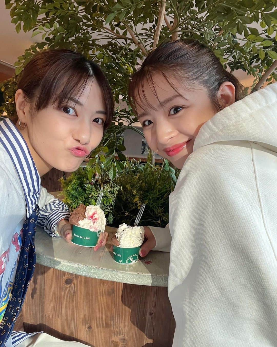 綺咲愛里さんのインスタグラム写真 - (綺咲愛里Instagram)「. 昨日はアイスクリームの日🍨 ということで佐江ちゃんとアイス👭 ⁡ vanilla ice cream🎶 だけとはいかず、やっぱりチョコも🫣🤍🤎 ⁡ アマリア気分でいただきましたおいしかったー😋 リンドナーズのアイスもたべてみたいなぁ🌿 ⁡ . #アイスクリームの日 #🍨」5月10日 11時11分 - kisaki_airi