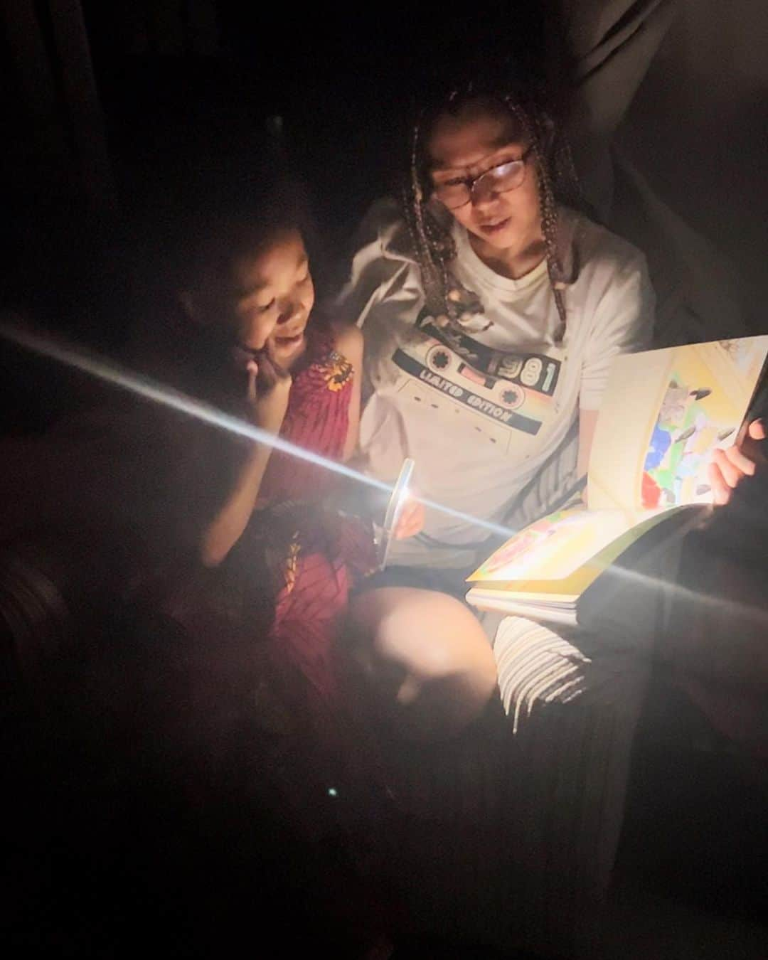 中鉢明子さんのインスタグラム写真 - (中鉢明子Instagram)「🇲🇱Story time under the dark📚Every single day, there is a power outage happening in Bamako. #mali #africa とにかく停電が頻繁です。クーラー、冷蔵庫などなど電化製品はあてにしない生活です☺️とにかく暑いのでマリの人たちは外に出てきて寝ています。#停電 #マリ共和国 #アフリカ #読み聞かせ #子育て」5月10日 11時12分 - akiko_harlem