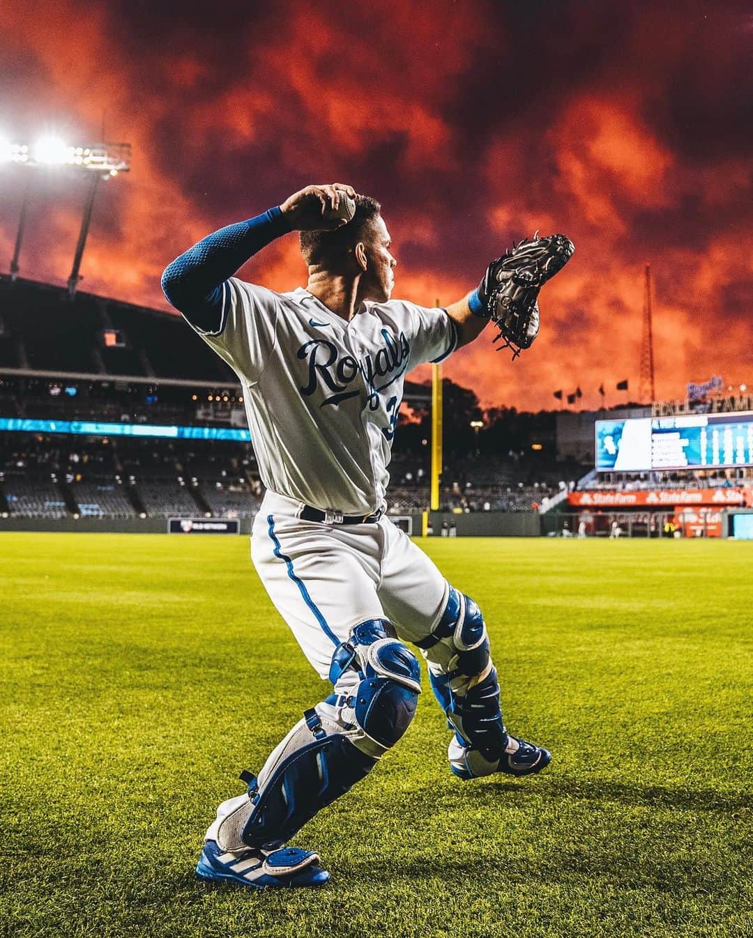 カンザスシティ・ロイヤルズさんのインスタグラム写真 - (カンザスシティ・ロイヤルズInstagram)「Tonight’s baseball sky: 🔥」5月10日 11時14分 - kcroyals