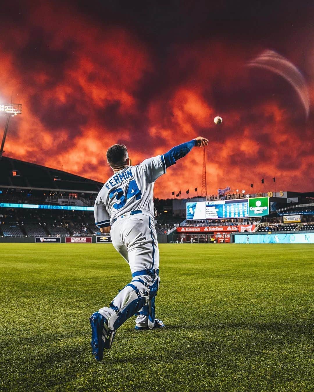 カンザスシティ・ロイヤルズさんのインスタグラム写真 - (カンザスシティ・ロイヤルズInstagram)「Tonight’s baseball sky: 🔥」5月10日 11時14分 - kcroyals