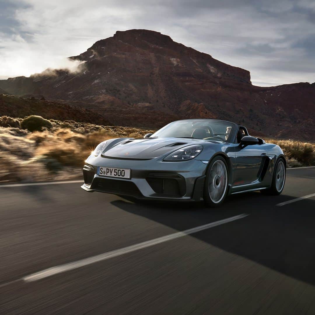のインスタグラム：「ミッドエンジンファミリーの頂点に君臨、新型718スパイダーRS。 911 GT3 から受け継いだ高回転の自然吸気エンジンを搭載する初めてのオープントップミッドエンジンスポーツカー、新型 718 スパイダーRS 。  5 月10日（水）より全国のポルシェ正規販売店にて予約受注開始。  #ポルシェ #ミッドエンジン #スポーツカー #sportmade」