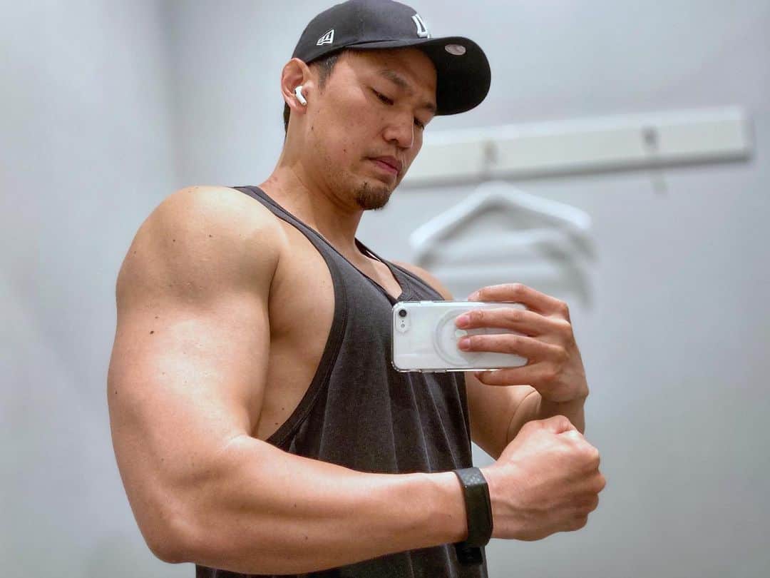小柳心のインスタグラム：「きっと今日も、人生で最高に楽しい一日になるしん。そう思えば、不機嫌になってる暇なんてないしん。  #小柳心 #コヤナギシン #俳優 #脚本家 #workout #bodymake #training」