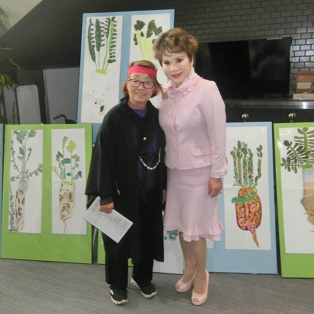 デヴィ・スカルノさんのインスタグラム写真 - (デヴィ・スカルノInstagram)「私は 障がいのある お子さん方を 生涯をかけて  ずうっと みている、粟田千恵子さんの 「あいアイ美術館」を 過去20年間に渡って  支援してまいりました。  川越の 「あいアイ」の 展示会場 にて。 ダウン症と 自閉症の方達が 描いた  大根の絵の前で、粟田千恵子さんと。  障がいを持たれた お子さん方、また その お母さん方 との 交流を通して、彼らが 描いた絵を 何枚も買い、 壁に 飾ったりしております。彼らは 特別な才能を 持っており、何よりも 驚くのは その仕事の  丹念さと 強靭さです。粟田さんの お話ですと、 「自閉症」の方は 自分から 積極的に 話しかけたり、 他人と 混じり合ったりすることを 不得手とする方が  多く、特に 目と目を合わせて 話すことは、 緊張されるのだとか。原因は 未だに 解明されて いません。自閉症と ともに、よく話題に 上がる「ダウン症」。 かつて は ”Mongolism  (蒙古症）”と 呼ばれた時代も ありました。 しかし、研究が進む中で ダウン症は  西洋人、 東洋人を 問わず、特有の 特徴的な相貌  であることが 分かってきました。蒙古症という 呼称が 特定の国・人種への 差別を 助長するとの  声が高まっていた中、1961年に 多数の  遺伝子学者が 声明を出し、症候の発見者である ダウン医師の 名前を取った「Langdon-Down  anomaly」や「Down's syndrome anomaly」、 染色体の本数に 由来する「trisomy 21  anomaly」等の 用語を 用いるべき、と 主張。 蒙古症という 呼称は 次第に 使われなく なっていきました。 現代は、出生前診断が 広く普及し、妊娠中に 障がいが 判るため、赤ちゃんを 産むか、 産まないかを 選択できる時代となりました。 こちらの 新たな問題についても 議論が 尽きません。 .....................................................................  先日、うちのオフィスの 電話線を 直しにきた 高橋邦弘さんが 障がい者アーティストの  支援を しておられると 仰っていたので、 詳しく お話を 伺うことに致しました。 髙橋さんは 内装デザインに 工事、 オフィスの インフラ整備、 リノベーション等、 幅広く手掛けて おられます。うちの オフィスの 回線環境の 整備も 長くして頂いております。 先日 久しぶりに お会いした際に 自閉症の  双子の お子様が いらっしゃり、また そのことを きっかけに 障がい者支援の ビジネスに  携わっている、と お聞きしていました。 現在は ”株式会社 SAKAS” という会社の 顧問として 障がいのある アーティストを 支援されています。  その ビジネス・モデルが こちら↓   障がいのある 作家から 作品を 買い上げて 壁紙、名刺、額絵、アクリル・パネル などの  製品に 加工・販売。売上の 15% は 作家に  還元。また、更に 15%は 障がい者支援施設や  社会福祉団体、各種支援団体に 寄付される、 とのことです。素晴らしい 取り組みですね。  株式会社 SAKAS https://sakasdesign.com/  私も 幾つかの作品を 拝見いたしましたが、 色鮮やかで とってもステキ。  独特の感性、色彩感覚に 魅せられました。  yoco _matsu. さんの 作品を 小さな アクリル・スタンドに したもの。 オフィスに 飾っています。   株式会社 SAKAS 会長 道前学さんと。 額装された 長谷川諒さんの 複製の作品を 持って。  髙橋邦広さんと。いつも お世話になっております。   お部屋が パッと 明るくなる 絵画 、 どこに飾ろうかと、思案中です。   お話を伺った後は ディナーに 出掛けました♪  恵比寿の 「Peter Luger Steak House Tokyo」 へ。  ”霜降り”の 苦手な私に ピッタリの お店です。  ニューヨークで よく頂く、赤身の 美味しい Tボーン・ステーキを 頂きました。   左より、奥様の 幸菜さん、私、髙橋邦広さん。  小林祐子さんと ご一緒に。 私の ファンだとか♡ ありがとうございます。  高橋さん、次は お子様と 一緒に いらしてね。 活動を 応援しています。」5月10日 11時18分 - dewisukarnoofficial