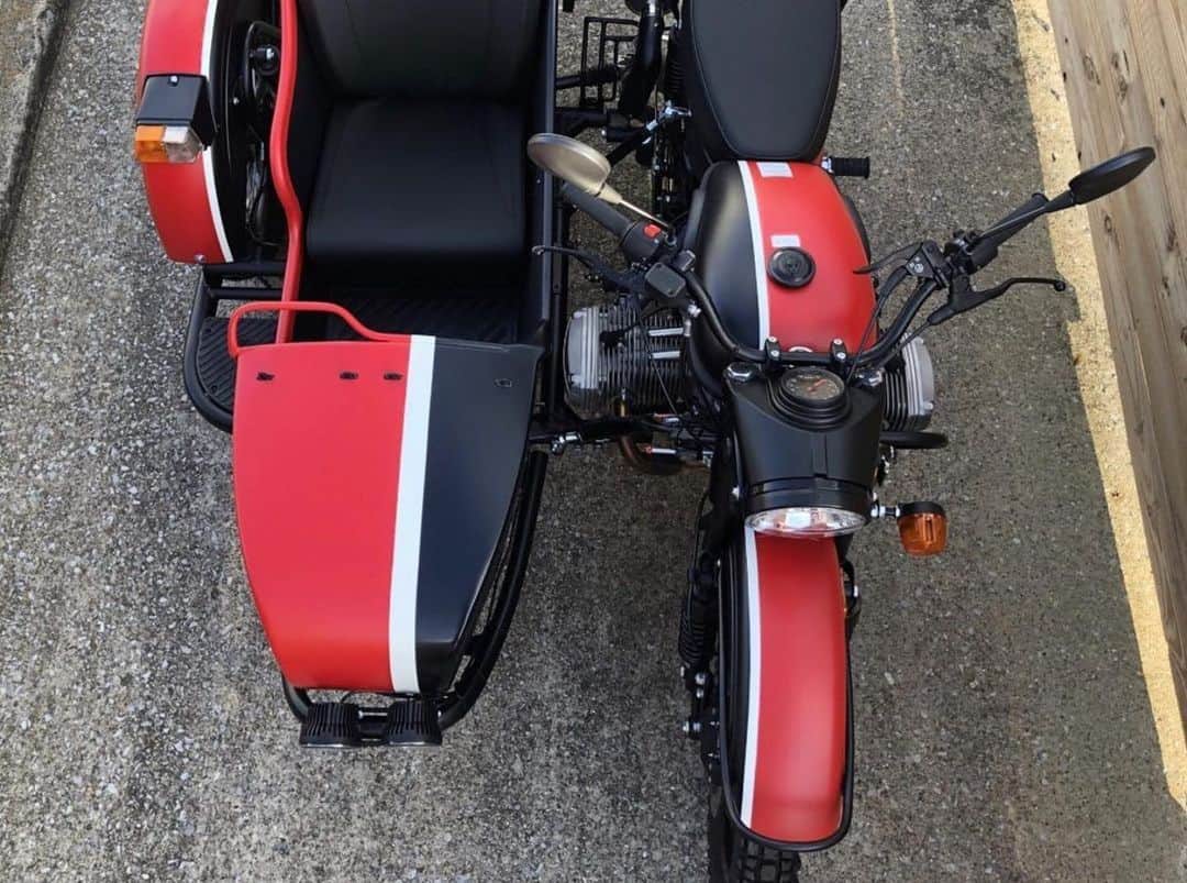 Ural Motorcyclesさんのインスタグラム写真 - (Ural MotorcyclesInstagram)「あなたのどんなクレイジーな希望にも合わせて、世界一台しかない仕様のウラルのオーダーメイドが可能！ 詳しくは最寄りのディーラー店にお問い合わせください！  📸: @nashvillemotorepair Gear Up in Tobago paint scheme 🇹🇹」5月10日 11時26分 - ural_japan_official