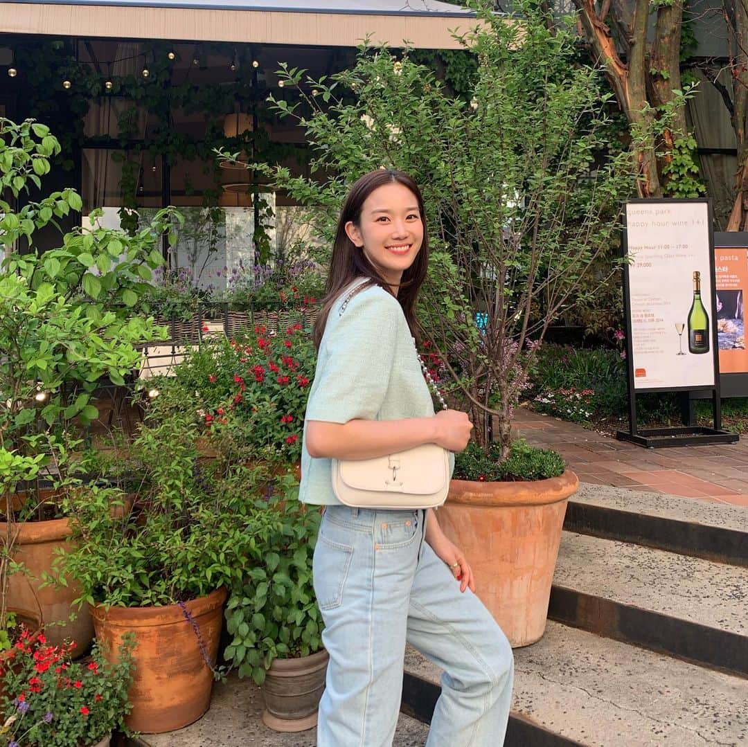 チャン・ヒリョンのインスタグラム：「요즘 날씨가 너무 좋아요☺️ ⠀ #광고#루에브르」