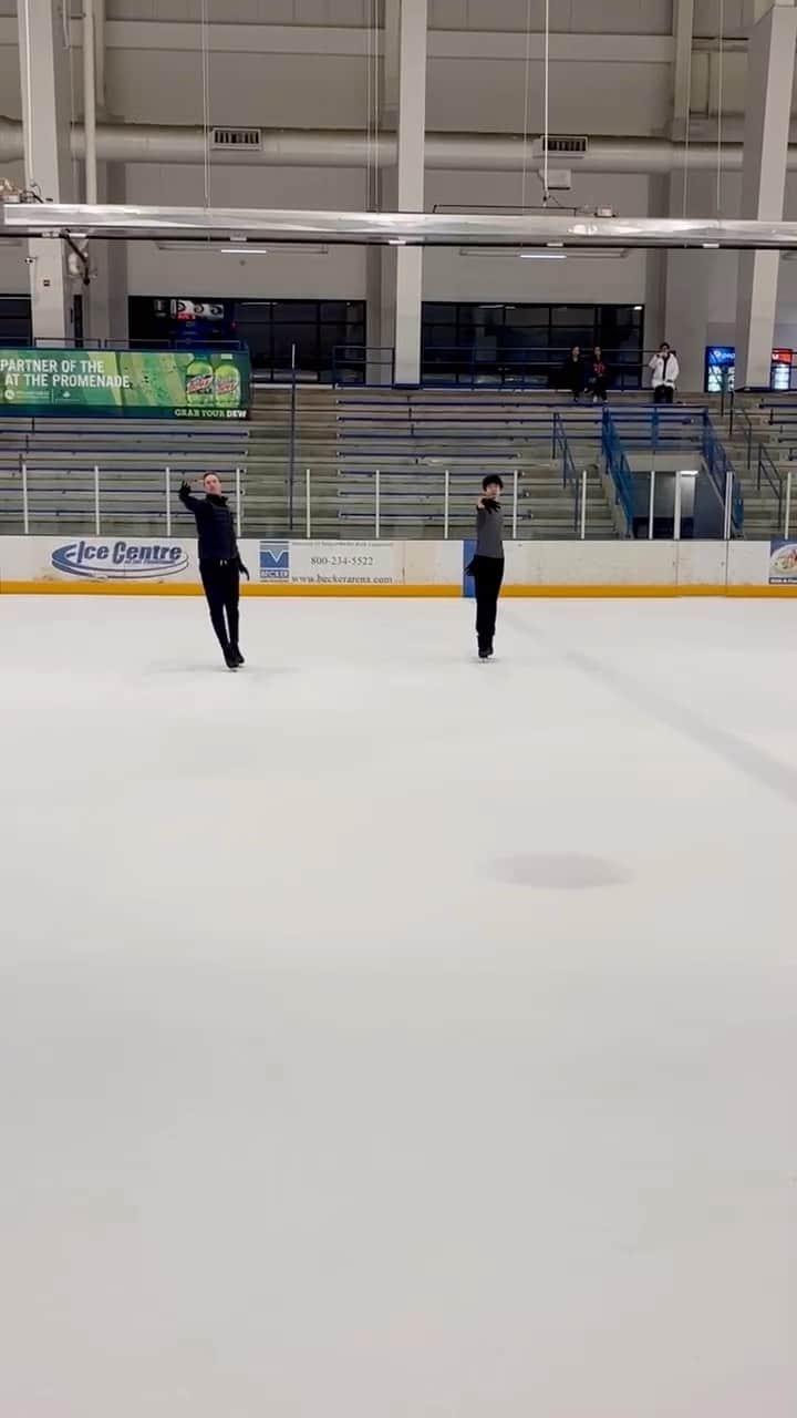 ショーン・ラビットのインスタグラム：「Skating part of this beautiful step sequence with my student Jayden (choreo not mine)  #figureskating #figureskater #iceskating #triplesalchow #tripletoe #choreography #patinajeartistico #patinageartistique #skating #iceskater #training #fitfam #athletemotivation #フィギュアスケート#アイススケート #トレーニング#筋肉#피겨스케이팅 #強い#オリンピック #スケート」
