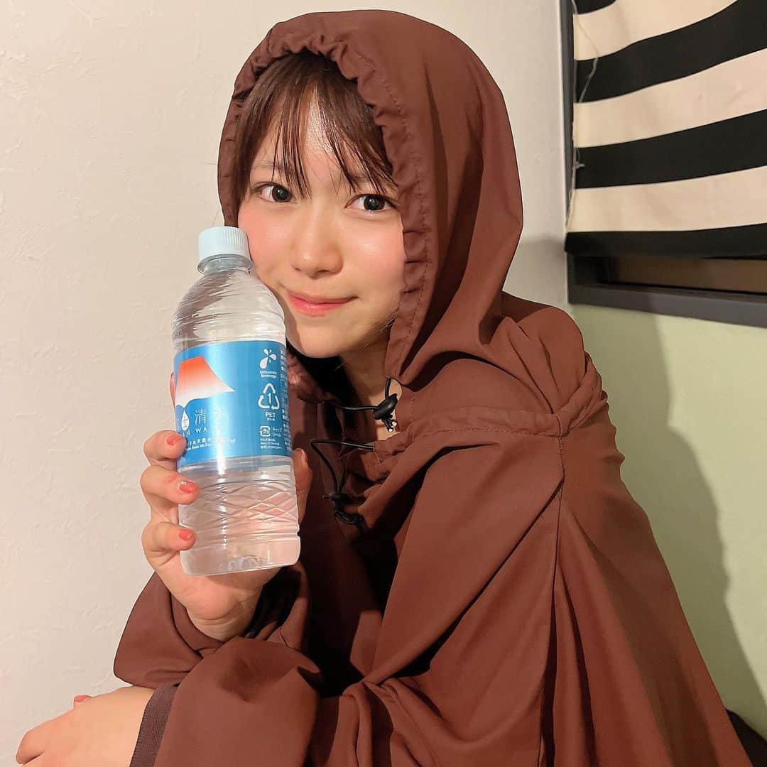 山内鈴蘭のインスタグラム：「人生初のよもぎ蒸し🧖‍♀️🌸 最強に気持ちよかった！元気なった！  バスで揺られること40分。 住宅街の中にある、漢方よもぎ蒸しの専門店に行って来ました🌸 …場所はまだ秘密です🤫  ″漢方＋よもぎ″ という新しいよもぎ蒸しで、 体調や改善したい事などのバランスを考えて調合してくれます☺️  粘膜からの吸収は、40倍の効果！  30分と50分があって、普段からサウナに行き慣れてる私は50分コース🔥  開始5分でブワァァァ😤って汗！  20分くらいでスコーンって身体の中がスッキリ何か抜けた感覚になって、正直元気なかったんだけど、めっちゃ体力戻って元気になったの😭🌸  携帯も触れるし、全然退屈しなくて仕事したい人でも時間を有効に使える！  なおねぇちゃん(@nao0530yuragi )が福岡でエステと、新しくよもぎ蒸しを始めると言うことで🥺🌸  私もよもぎ蒸しの良さを体験しなければ！と思い、なおねぇに着いてったのー🥺🥺🥺  よもぎ蒸し、ハマりそうよ。 ただ汗を流すのではなく、老廃物を促して身体に必要な栄養を補充する。  色んなことを体験するって楽しいーー🥰🥰🥰  なおねぇの新しいお店も楽しみ🌸  #よもぎ蒸し #よもぎ蒸しサロン #漢方よもぎ蒸し #漢方 #サ活 #ダイエット #体質改善 #女性ホルモン #腸活 #老廃物デトックス #デトックス #ゴルフ女子 #ゴルフ好きな人と繋がりたい #gorurun #メンタルケア」