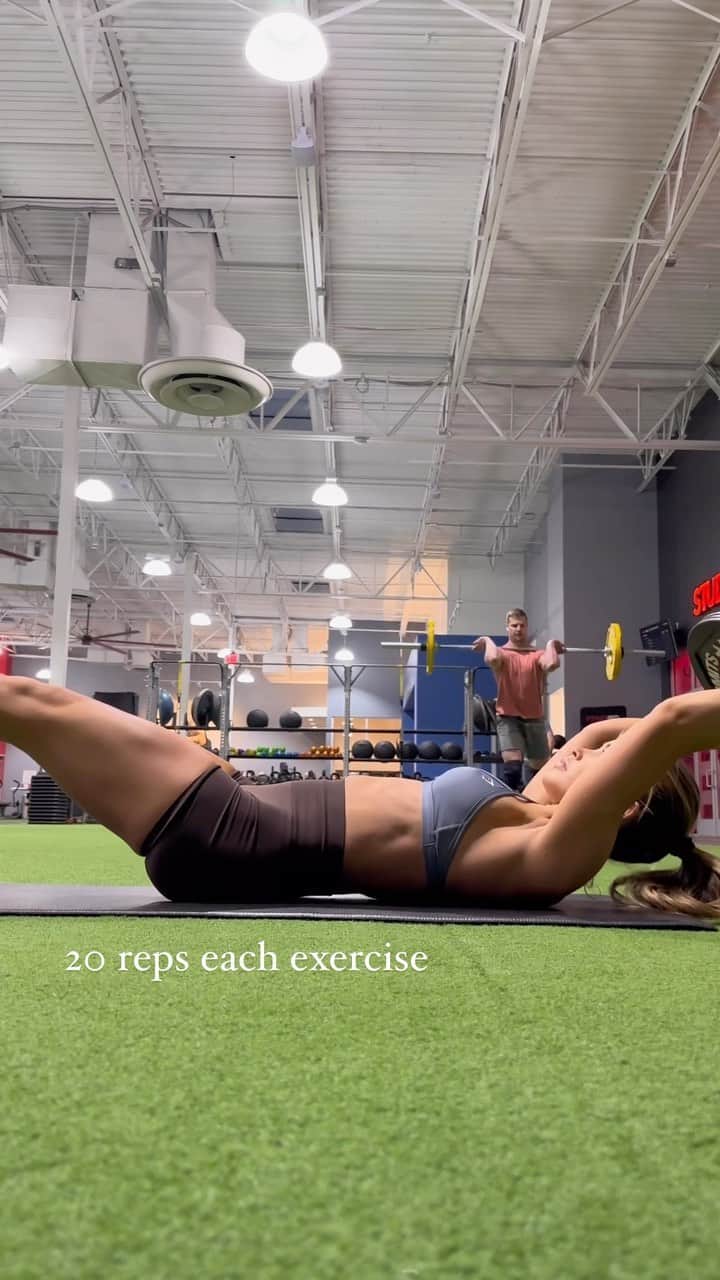Cara Van Brocklinのインスタグラム：「Here is an advanced ab circuit for you babes. I’m telling you…if your abs aren’t so sore the next day then you are super human haha. Let me know how it goes! @theburnapp」