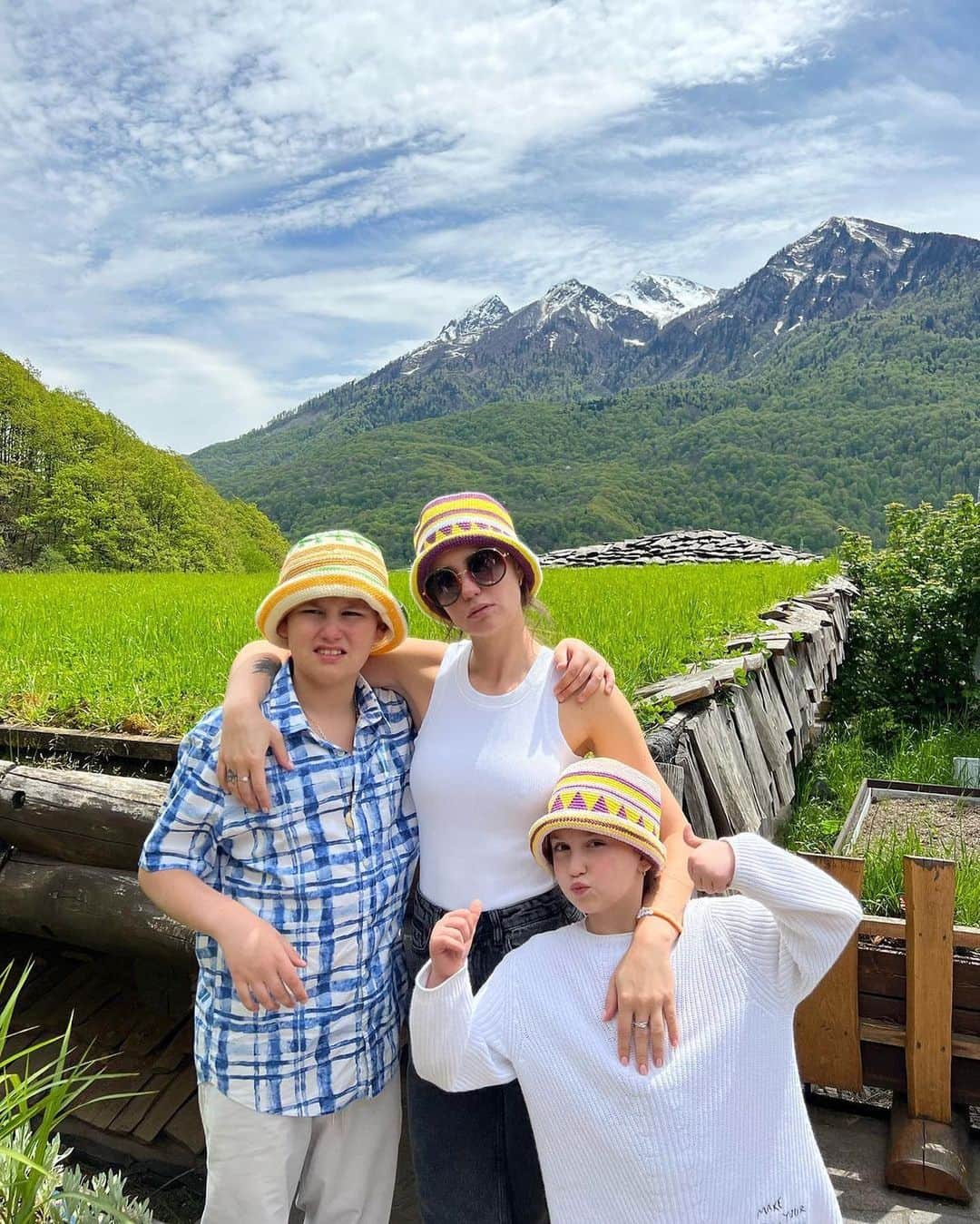 RU.TVさんのインスタグラム写真 - (RU.TVInstagram)「Агата Муцениеце с детьми на отдыхе в горах 🏔️  А где провела майские ты? Делись в комментариях!  #rutv #рутв #агатамуцениеце」5月10日 3時04分 - ru_tv