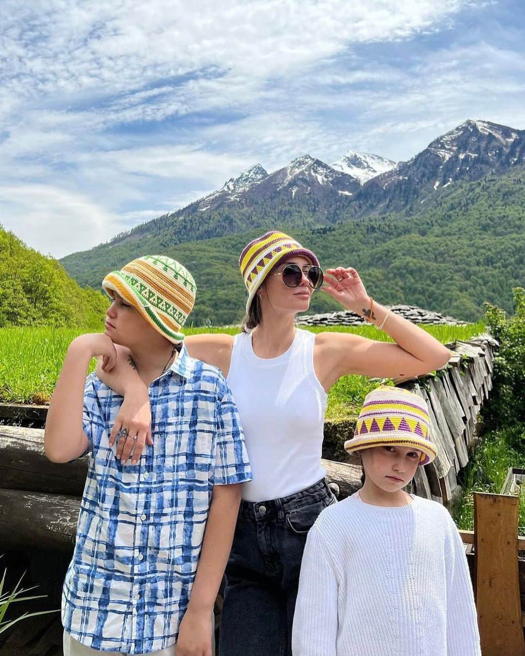 RU.TVさんのインスタグラム写真 - (RU.TVInstagram)「Агата Муцениеце с детьми на отдыхе в горах 🏔️  А где провела майские ты? Делись в комментариях!  #rutv #рутв #агатамуцениеце」5月10日 3時04分 - ru_tv