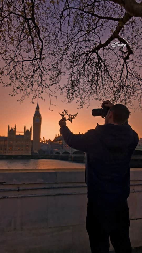 Rich McCorのインスタグラム：「ad| Peter & Wendy are back to take us all to Neverland in @disneyplusuk's new live-action Peter Pan & Wendy. I filmed a behind the scenes of me creating the stencils of Peter, Wendy and her brothers for the iconic scene in the film where they fly from Big Ben's clockface towards Neverland.   I've also designed a simplified version of the stencil for lovers of the story to re-create their own version of this scene. Head to the link in my bio to download and print the design and go get creative with it.  #PeterPanAndWendy is streaming now, only on Disney+ @disneystudiosuk #ad」