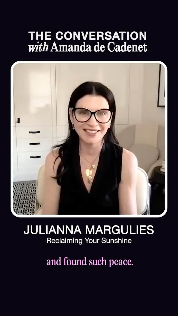 アマンダ・デ・カディネットのインスタグラム：「“No one has the power to fix anyone but themselves,” is one of many impactful pieces of wisdom shared by actress and author Julianna Margulies in this episode of @TheConversation pod. We cover a wide range of topics: the joy of a second chance at love, measuring how much hovering over our teen children helps and how eager we are to watch a tv series that explores how women over 50 navigate this chapter of life. Listen now wherever you get your pods and please share with anyone you think needs to listen too !」