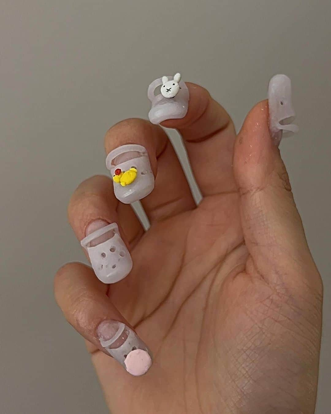 クロックスさんのインスタグラム写真 - (クロックスInstagram)「The lil Jibbitz Charms are removable?! 🥹 Would you rock this manicure?」5月10日 3時28分 - crocs