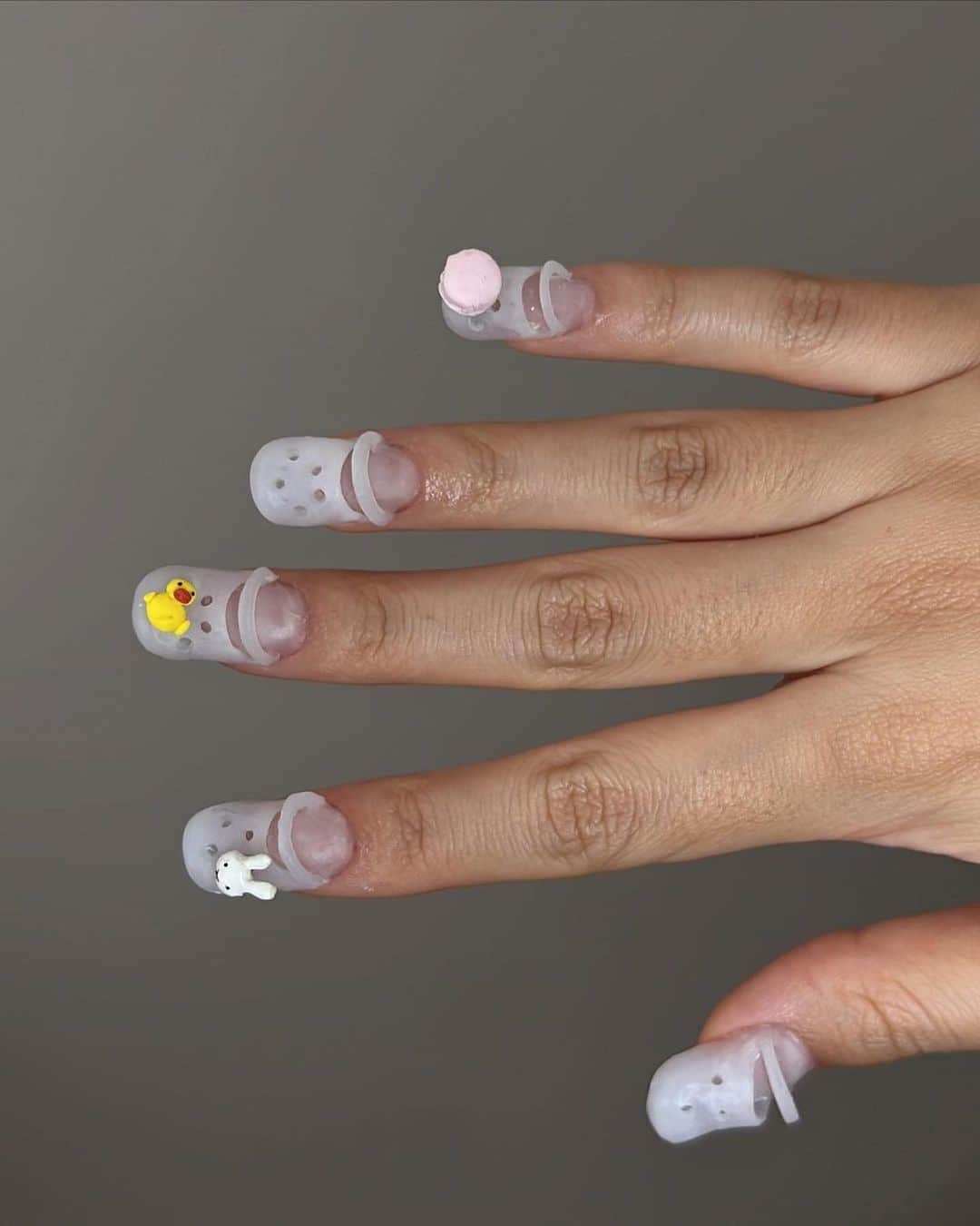 クロックスさんのインスタグラム写真 - (クロックスInstagram)「The lil Jibbitz Charms are removable?! 🥹 Would you rock this manicure?」5月10日 3時28分 - crocs