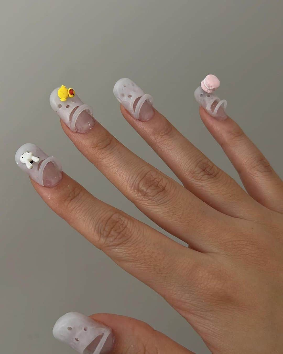 クロックスのインスタグラム：「The lil Jibbitz Charms are removable?! 🥹 Would you rock this manicure?」