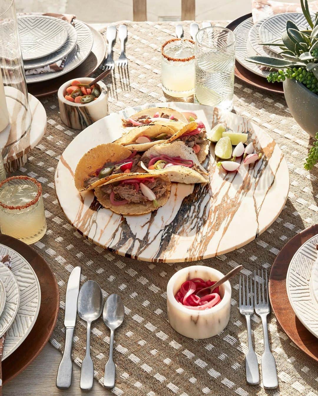 エイヨシャ・カレーさんのインスタグラム写真 - (エイヨシャ・カレーInstagram)「Have you shopped our exclusive @sweetjuly x @potterybarn collection yet? So many gorgeous pieces to shop for the bedroom, bathroom and for outdoor entertaining. 😍😍 Enter for a chance to win your own curated collection of our entertaining pieces. Visit the link in my bio to enter!」5月10日 3時30分 - ayeshacurry