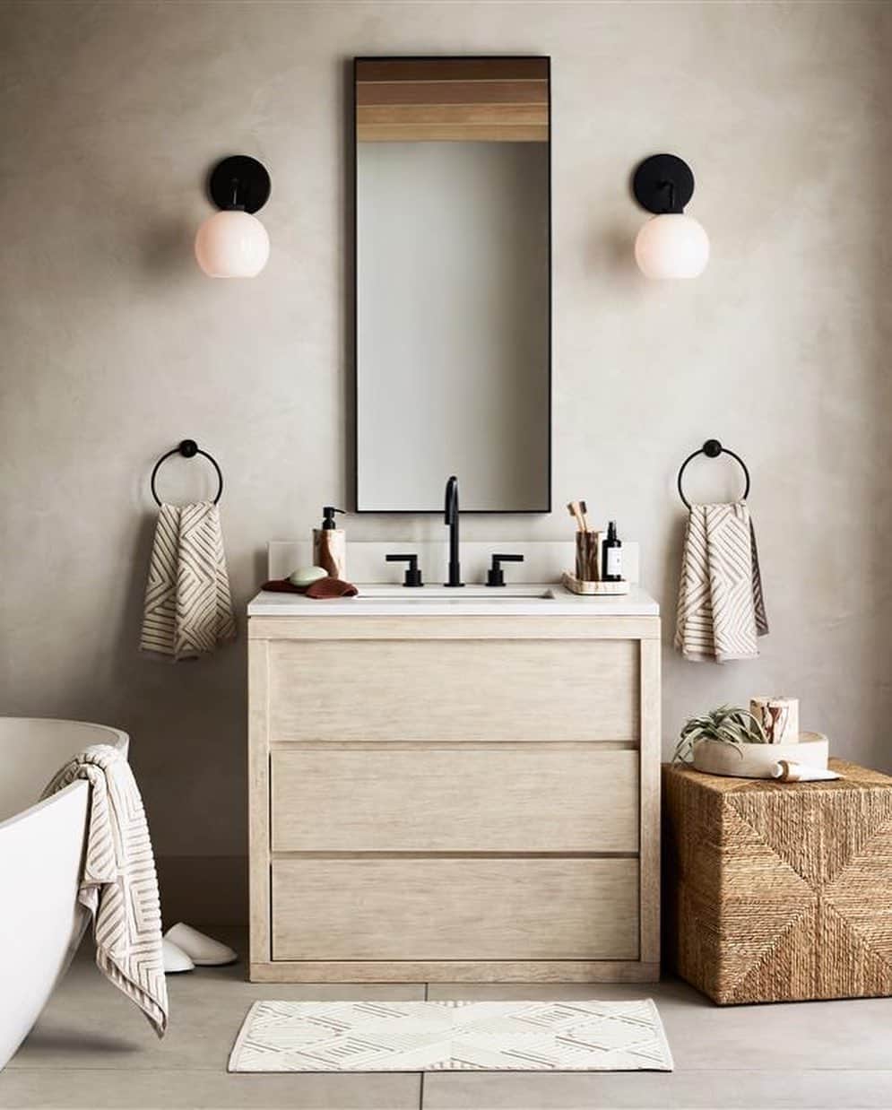 エイヨシャ・カレーさんのインスタグラム写真 - (エイヨシャ・カレーInstagram)「Have you shopped our exclusive @sweetjuly x @potterybarn collection yet? So many gorgeous pieces to shop for the bedroom, bathroom and for outdoor entertaining. 😍😍 Enter for a chance to win your own curated collection of our entertaining pieces. Visit the link in my bio to enter!」5月10日 3時30分 - ayeshacurry