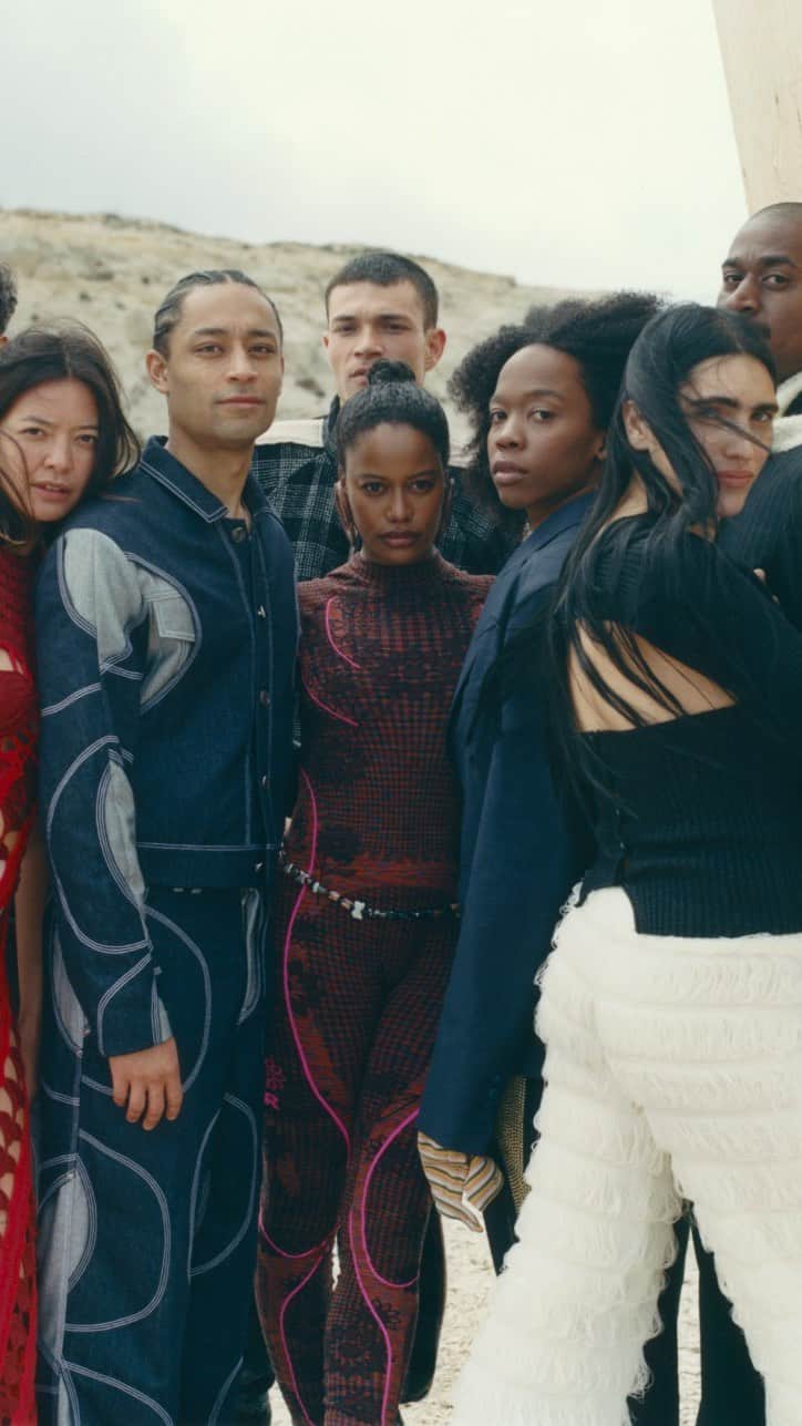 カリーヌ・ロワトフェルドのインスタグラム：「The announcement for this year’s #WoolmarkPrize winner is almost here…  While the fashion world awaits to see which of the eight finalists will be unveiled as the 2023 International Woolmark Prize winner, @thewoolmarkcompany enlists a cast of talents, including performance artist #JoanJonas, actor @taylour, musician @loylecarner, and more, to unveil the finalists’ collections in DIALOGUE. Head to the link in our bio for more🔗  #CRFashionBook」