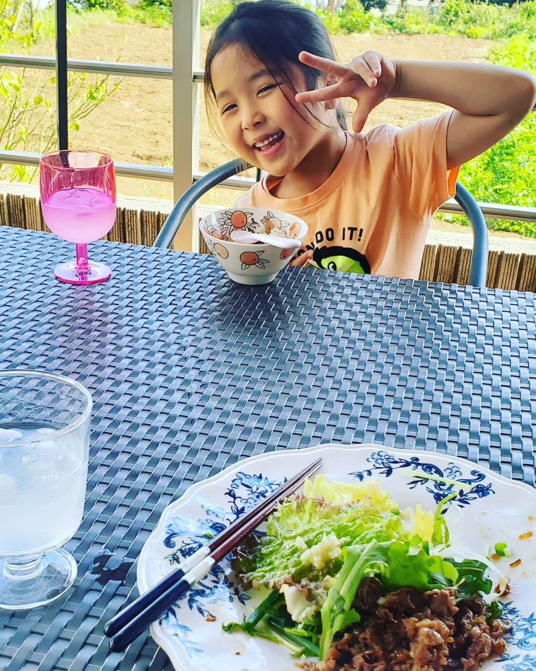後藤洋央紀のインスタグラム：「長女とランチ。穏やかな日…テラスでの食事にハマってます。　おっしゃれ～」