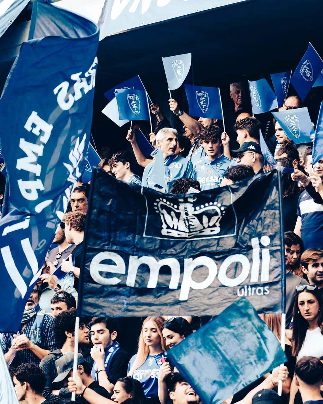 エンポリFCさんのインスタグラム写真 - (エンポリFCInstagram)「📸📸📸💙 #EmpoliSalernitana #FotoTifoGallery #AvantiAzzurro」5月10日 3時40分 - empoli_fc_official