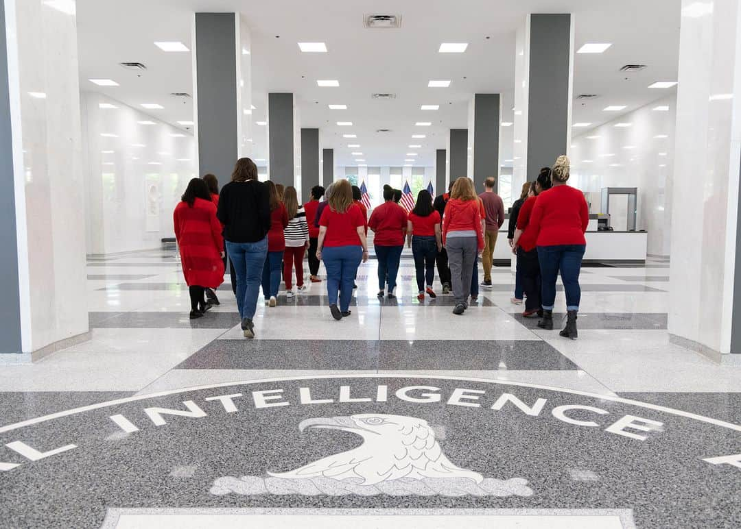 CIAさんのインスタグラム写真 - (CIAInstagram)「Last week, in observation of the National Missing and Murdered Indigenous Persons Day of Awareness, #CIA officers wore red. Often hidden from national attention, Native American communities face disproportionately high levels of violence across the United States, and thousands of cases of missing and murdered American Indigenous people remain unsolved.    Join us in honoring the victims, supporting their families, and heightening awareness of this ongoing issue.」5月10日 3時41分 - cia