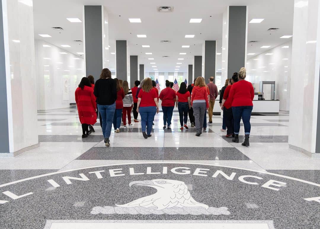 CIAのインスタグラム：「Last week, in observation of the National Missing and Murdered Indigenous Persons Day of Awareness, #CIA officers wore red. Often hidden from national attention, Native American communities face disproportionately high levels of violence across the United States, and thousands of cases of missing and murdered American Indigenous people remain unsolved.    Join us in honoring the victims, supporting their families, and heightening awareness of this ongoing issue.」