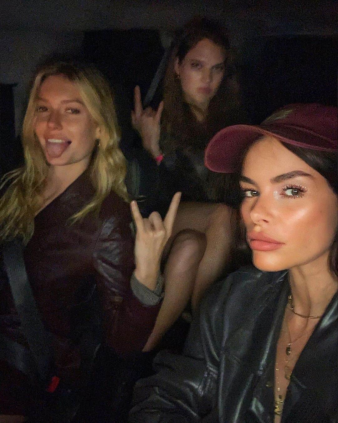 ケリー・オックスフォードのインスタグラム：「weekend with my exes and new lovers it was a good time with my people this weekend SUBSCRIBE TO MY NEWS LETTER IN BIO for all the updates.」