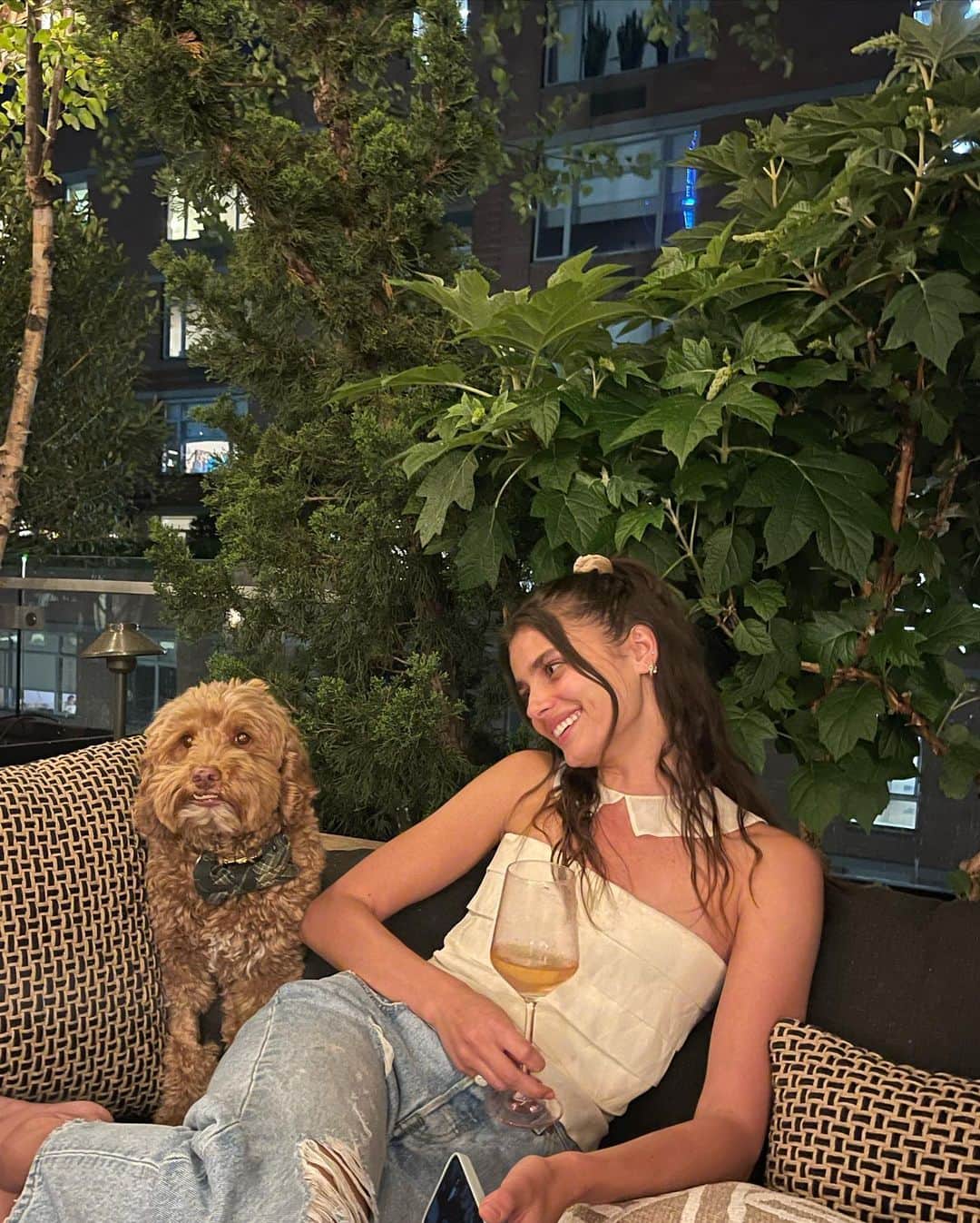 テイラー・ヒルのインスタグラム：「Warm weather + orange wine got us feeling fine 🧡🍊」