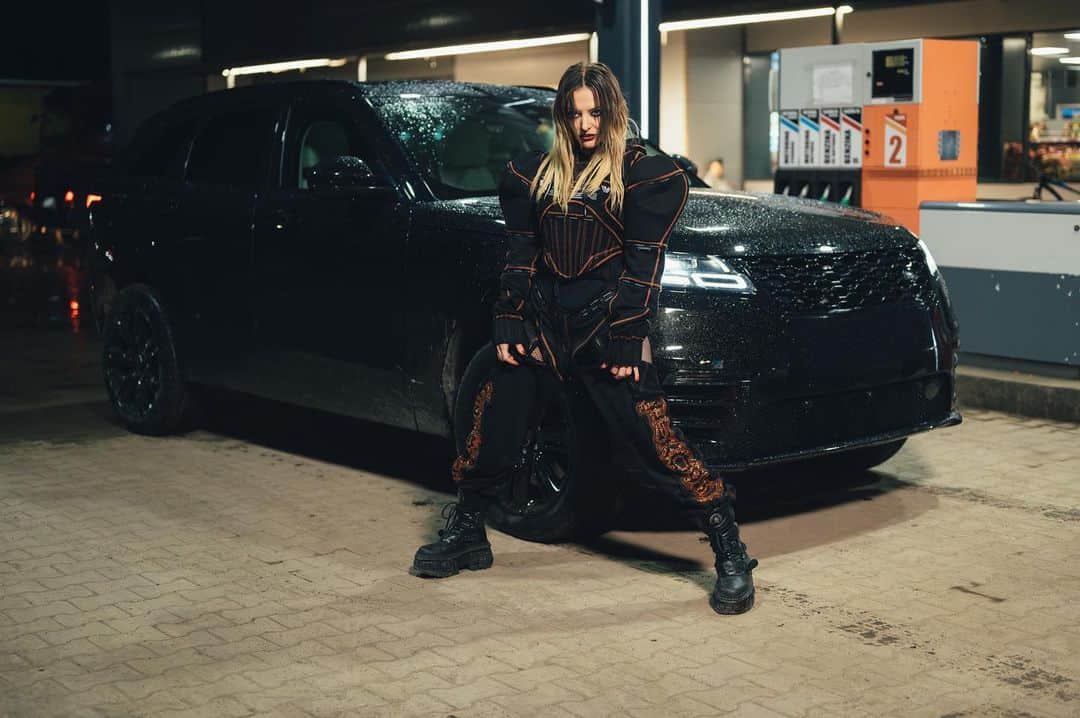 Delia Matacheのインスタグラム：「My car, my way 🦾 @landroverromania」