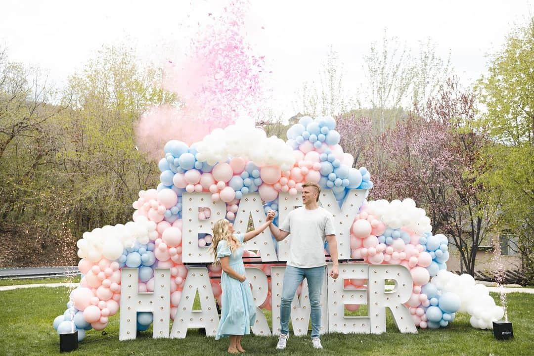 ミカイラ・スキナーさんのインスタグラム写真 - (ミカイラ・スキナーInstagram)「We are having a GIRL!🎀  @housepartycollective  @specialfxrentals  @popparkcity  @alphalitslc」5月10日 3時51分 - mykaylaskinner2016