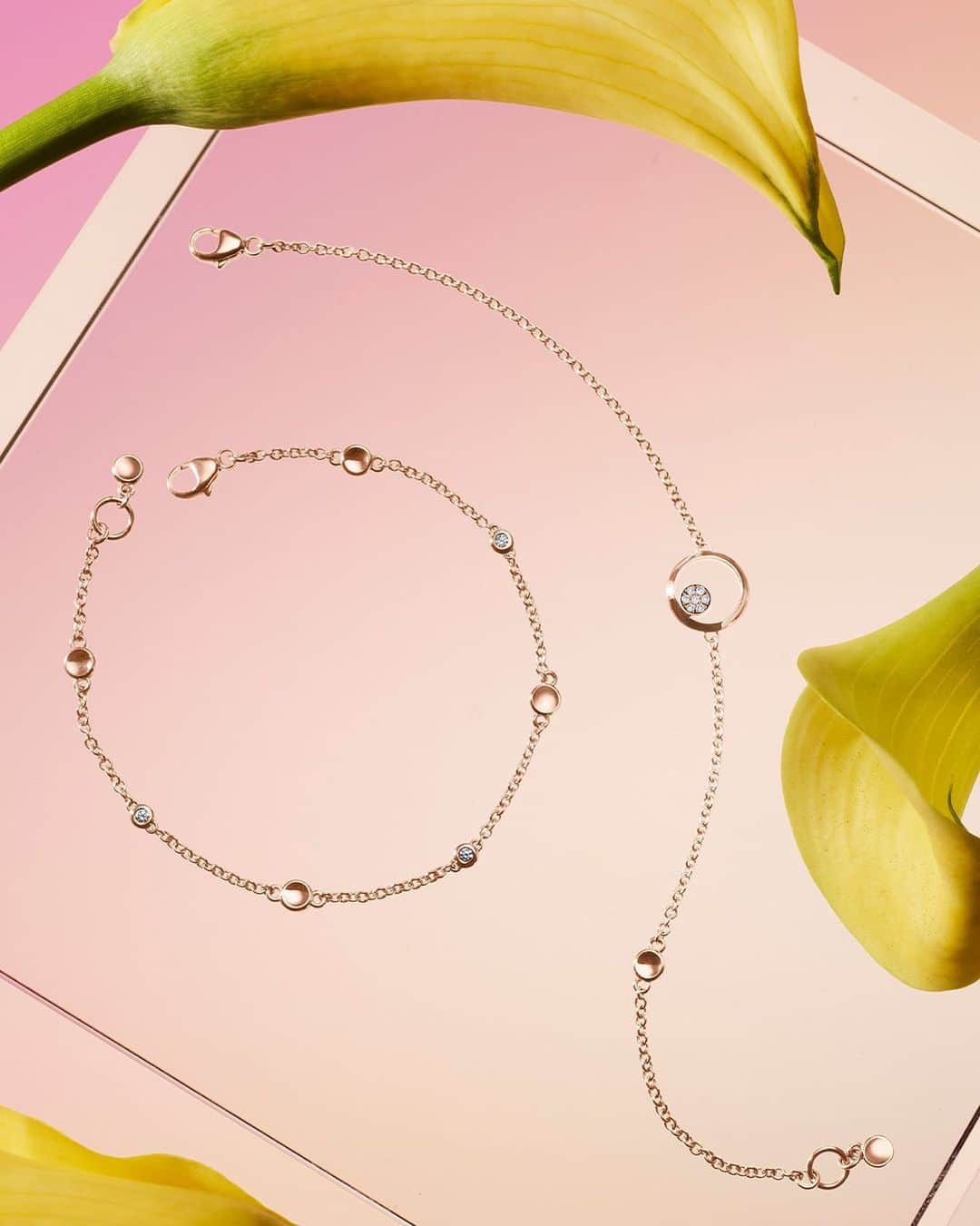 モバードのインスタグラム：「Modern luxury. Exquisite 14K gold designs for her, available now only on Movado.com.」