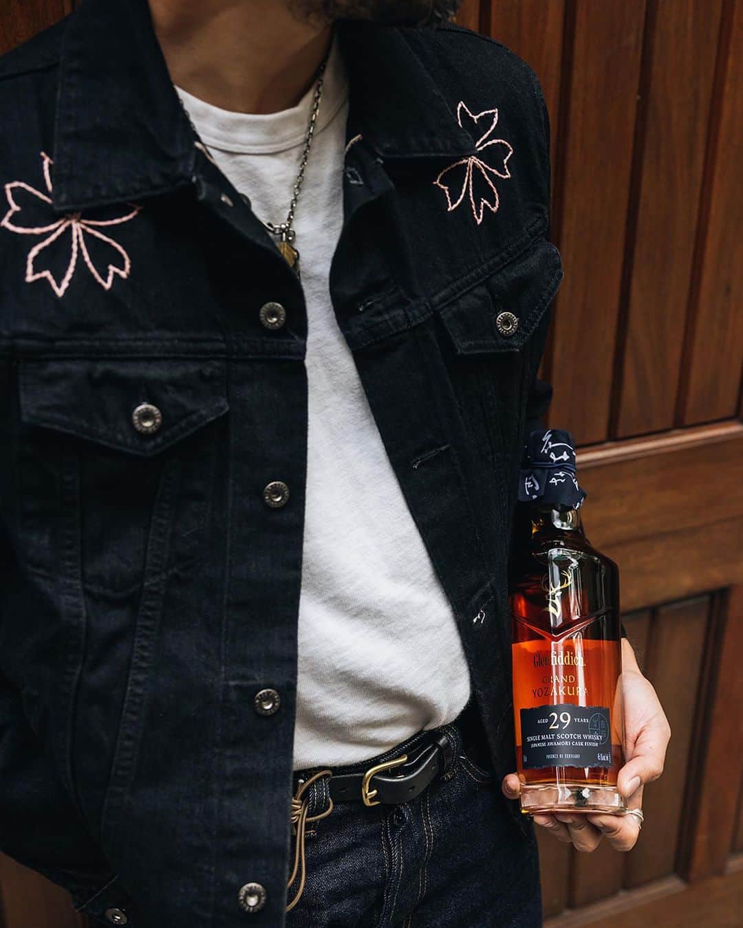 Glenfiddich USのインスタグラム：「🌸 Giveaway 🌸 In celebration of the release of @GlenfiddichUS’ Grand Yozakura 29 Year-Old Single Malt Scotch Whisky, @3sixteen and Glenfiddich have partnered together to create a highly-limited run of hand-stitched sakura-inspired black denim jackets. Each of the collab jackets is made in the USA and embroidered by Jaime Wong of @raggedythreads.    To enter for a chance to win one of your own:  -Follow @GlenfiddichUS & @3sixteen on Instagram -Share this post to your Instagram story  -Comment below with your jacket size   Lucky winners will receive a DM from @3sixteen with more details.  NOTE: MUST LIVE IN THE UNITED STATES & BE 21 YEARS OR OLDER ON 5/9/2023 TO ENTER. DOES NOT INCLUDE BOTTLE OF WHISKY. FULL SWEEPSTAKES TERMS AND CONDITIONS IN @3SIXTEEN’S BIO.」