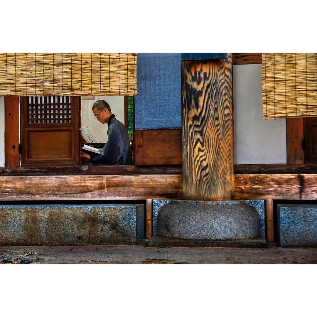 スティーブ・マカリーのインスタグラム：「A monk reads in his room at the Beopjusa Buddhist Monastery, South Korea, 2007.」