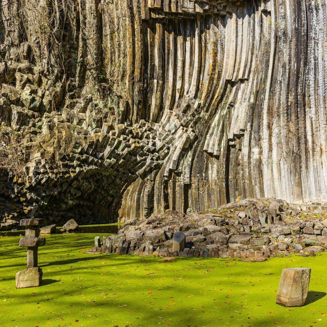 日本の国立公園さんのインスタグラム写真 - (日本の国立公園Instagram)「Stone sculptures made by mother nature.😳  These stone artpieces are in Genbudo Park, part of San’in Kaigan Geopark. Endless stone pillars pile on top of each other, following precise patterns and made of miraculous hexagons.  These pillars were made when lava from a volcanic eruption some 1.6 million years ago froze into shape.  Basalt harvested from Genbudo is used in various places throughout Toyooka, such as the dikes protecting the Otani River, running through Kinosaki Onsen, or the stone walls of old houses.	⛏  Guided tours can also spice up the scenery. ✨  It costs ¥500 for adults and ¥300 for students to enter the park.  Let us know if you’ve heard of Genbudo! If yes, comment with a 👍 If no, comment with a ✨  #NationalPark #SaninKaiganNationalPark #Hyogo #Hyogotourism #Hyogotravel #Genburocks #Genbudo #GenbudoPark #ScenicSpots #ScenicViews #Scenic #SpotsinJapan #ScenicSpotsTour #日本 #国立公園」5月10日 10時00分 - nationalpark_japan