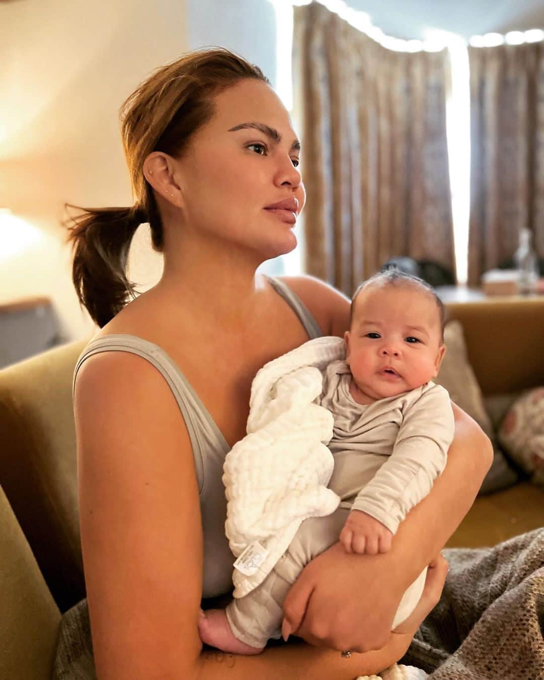 E! Onlineさんのインスタグラム写真 - (E! OnlineInstagram)「Chrissy Teigen is reacting to speculation she used a surrogate to welcome her and John Legend’s baby girl. She claps back at a follower’s “moonbump” comment in our bio. (📷: Instagram)」5月10日 4時05分 - enews