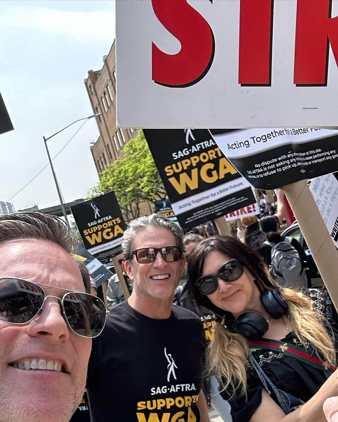 マイケル・ドイルさんのインスタグラム写真 - (マイケル・ドイルInstagram)「Proud @writersguildwest and @sagaftra UNION member on STRIKE! @wgawest @wgaeast」5月10日 4時20分 - themikedoyle