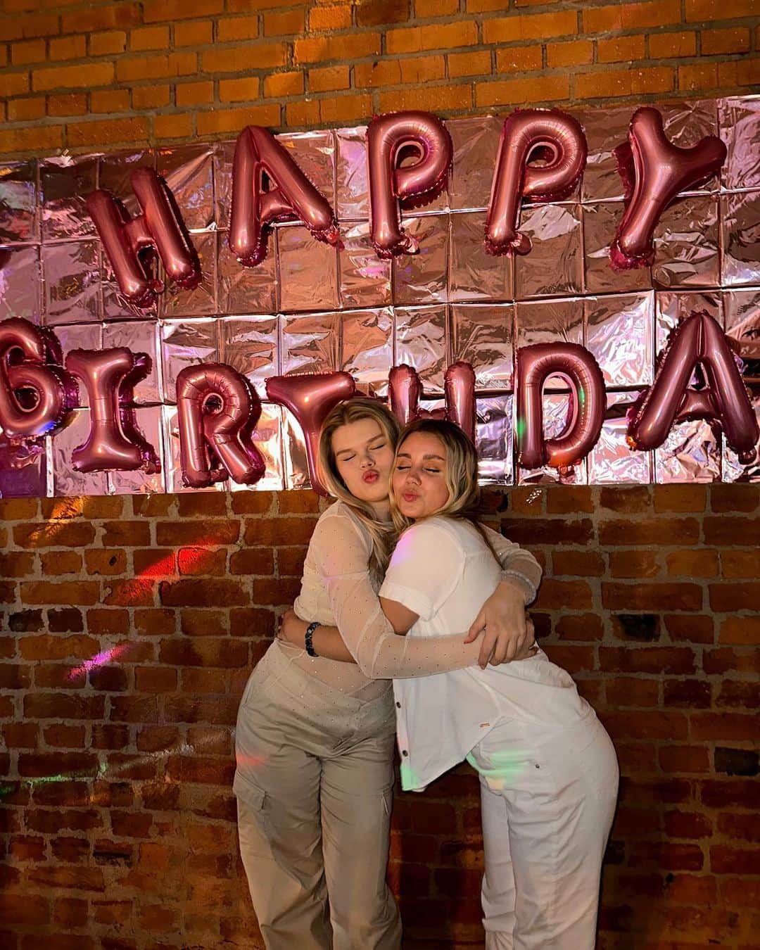 アリサ・フェディチキナのインスタグラム：「It’s your birthday❤️‍🔥 @__mashulia____」