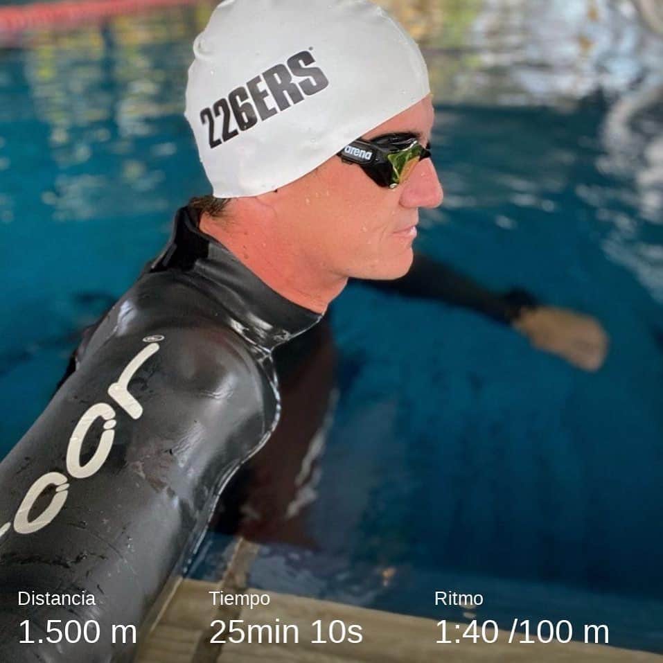 ルーカス・オルドネスのインスタグラム：「Cara huevo 🥚 is back! Último entrenamiento en piscina, próximo test ya en Alcudia. #roadtoIM703Mallorca pd: no entiendo por que la gente me miraba raro con el neopreno a 32 grados 🤪」