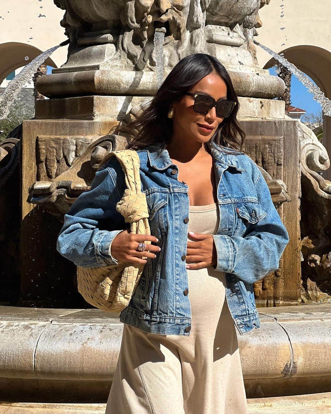 ジュリー・サリニャーナのインスタグラム：「Feelin’ like I’m in Paris. 🫶🏽  #maternitystyle」