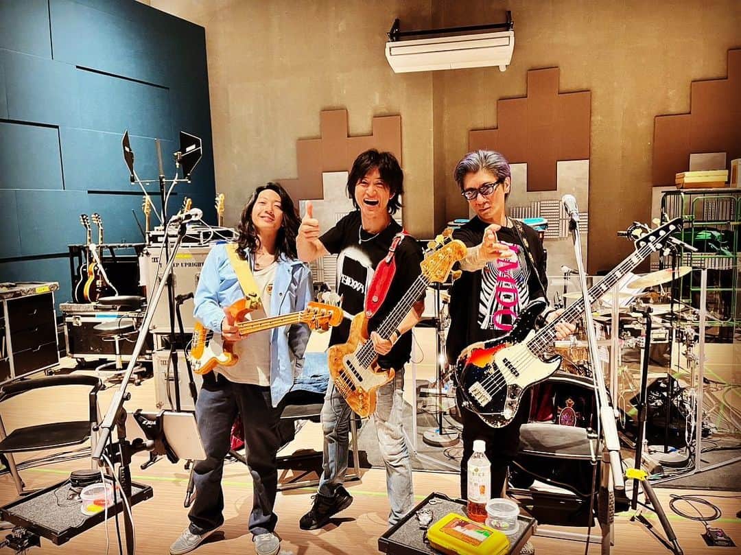 Ju-kenのインスタグラム：「Sparkletourの最終日リハ メンバー総動員とか、ゲストプレイヤー登場とか、そりゃもう最終日に相応しい派手なキャスティング💜  ベース3人っていうのもなかなかの音圧😁  5/28、みんなでマキちゃんの30周年を盛り上げましょう👍🏻  #大黒摩季 #sparkletour #リハーサル #blackcloudguitar」
