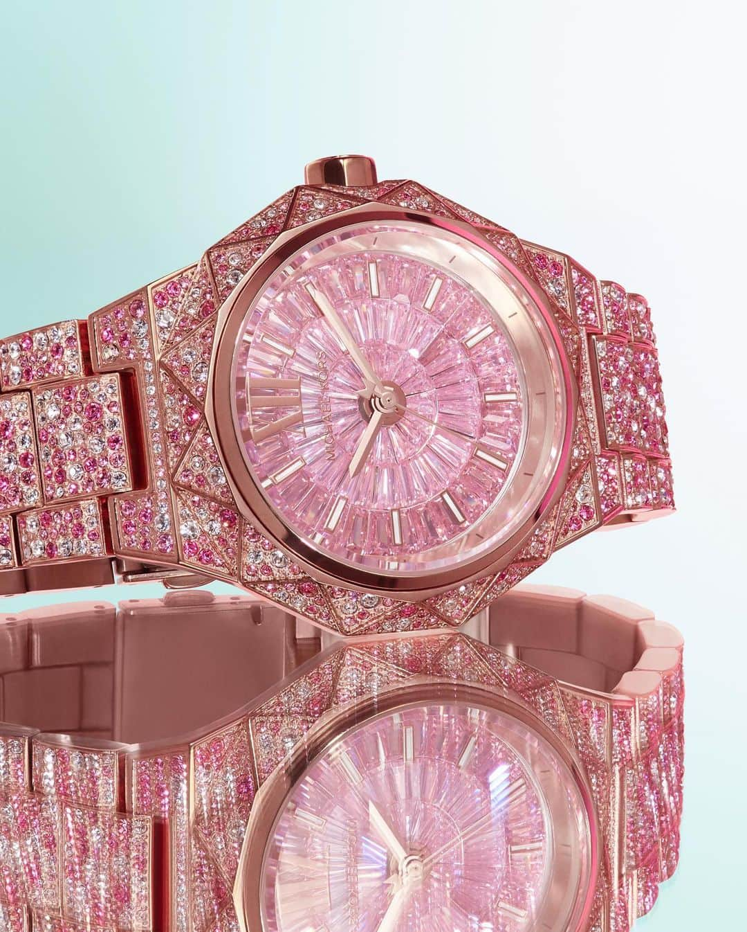 マイケルコースさんのインスタグラム写真 - (マイケルコースInstagram)「Something sparkling. Our limited-edition Raquel watch, created with moms in mind, features a special Michael Kors signature on the back and all-over pink and crystal pavé accents. Available in select stores. #MichaelKors」5月10日 4時22分 - michaelkors