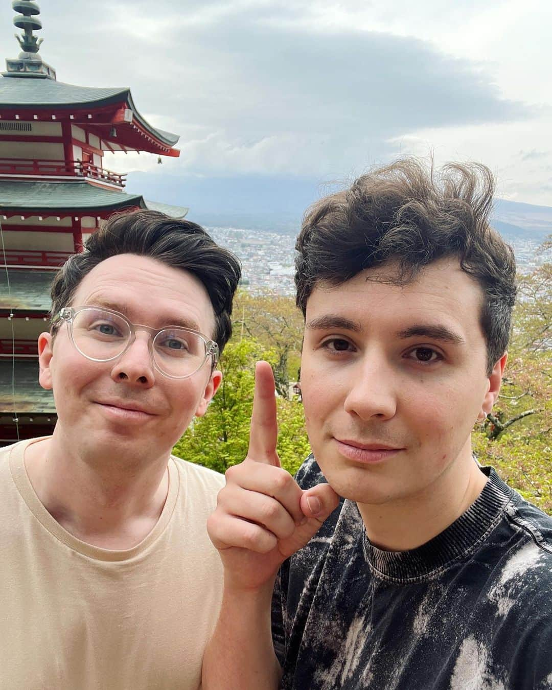 フィル・レスターのインスタグラム：「Your dads had a dank holiday in Japan thanks   please pretend there is an amazing view of mt Fuji behind that cloud🗻」