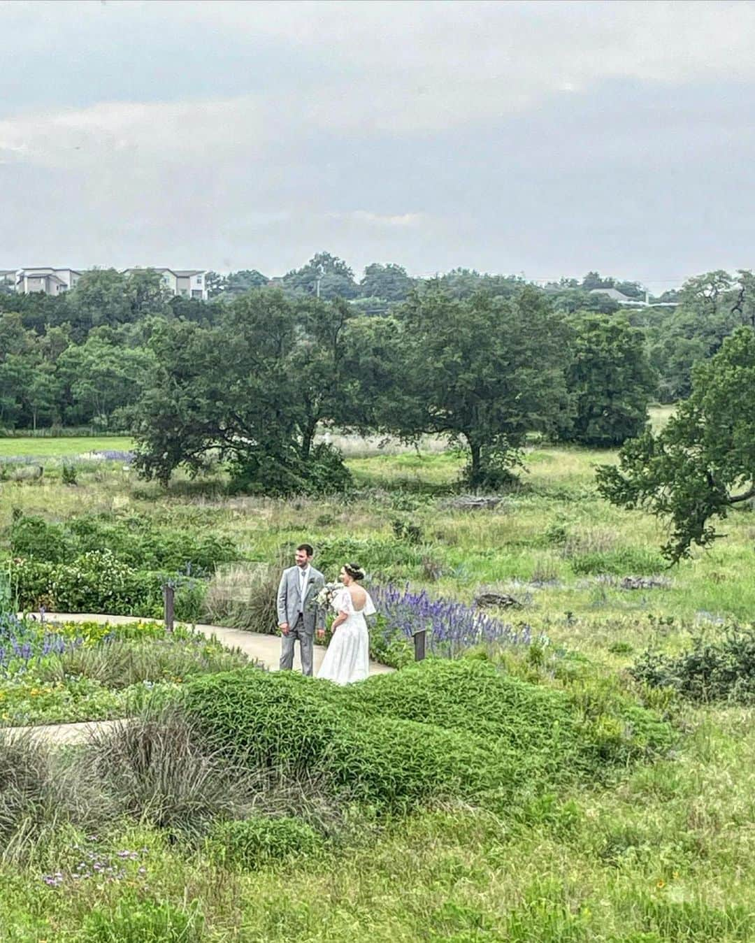 クレア・コフィーさんのインスタグラム写真 - (クレア・コフィーInstagram)「One of my dates couldn’t talk, and the other one couldn’t sit still, but no complaints here in this outrageously beautiful setting to witness the joining of these two beautiful souls! Congratulations @sarahjarosz & @jeffpicker !!! 💕」5月10日 4時30分 - clairecoffee